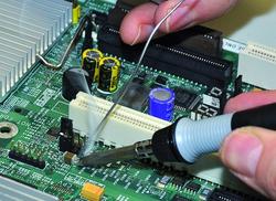 لحیم کاری قطعات اس ام دی،شکل هویه و سیم لحیم دیده می شود,professional soldering,smd,bga